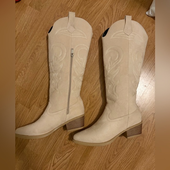 New Bootique Cream Heeled Western Boots - Picture 11 of 11
